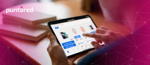 Usuario navegando en un e-commerce con opción BNPL en México desde una tablet.