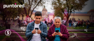 Fotografía de un joven y una mujer mayor usando teléfonos móviles en una plaza, con íconos de dinero y crecimiento sobrepuestos. Ilustra educación financiera y adopción digital para distintos públicos.
