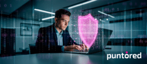 Centro de datos con escudo digital rosa brillante que simboliza seguridad de la información