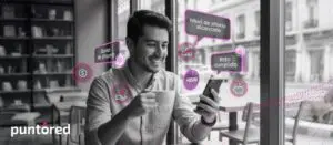 Usuarios interactuando con apps de gamificación financiera embebida en México