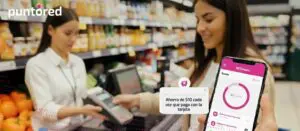 Personas usando aplicaciones con funciones de ahorro e inversión embebida en México