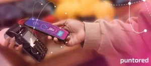 Cliente escaneando código QR con Pick2Pay para realizar pago en tienda.