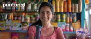 Mujer joven comerciante en su negocio en México accediendo a servicios financieros con Puntored