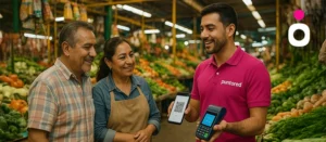 Comerciante en plaza de Ciudad de México utilizando Puntored con cliente para digitalizar sus pagos