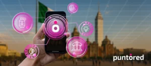 Transformación digital en México representada con un celular mostrando pagos automatizados y servicios públicos en una ciudad inteligente