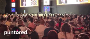 Asistentes a la Convención Bancaria 2024 con vista a la tarima principal, donde se discuten avances de inclusión financiera en México.