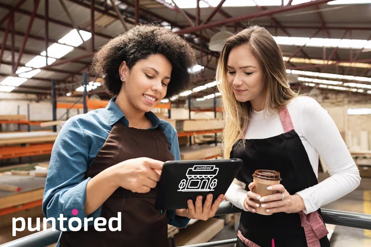 Dos mujeres conversan en una bodega rural sobre servicios de cash in y cash out de Puntored