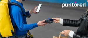 Domiciliario en bicicleta recibiendo un pago digital, representando la inclusión financiera y adopción de pagos electrónicos en México impulsada por Puntored.