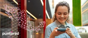 Mujer usando servicios financieros de Puntored con un mapa de cobertura nacional