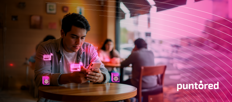 Joven utilizando su celular con experiencias embebidas y soluciones de seguridad en pagos digitales.