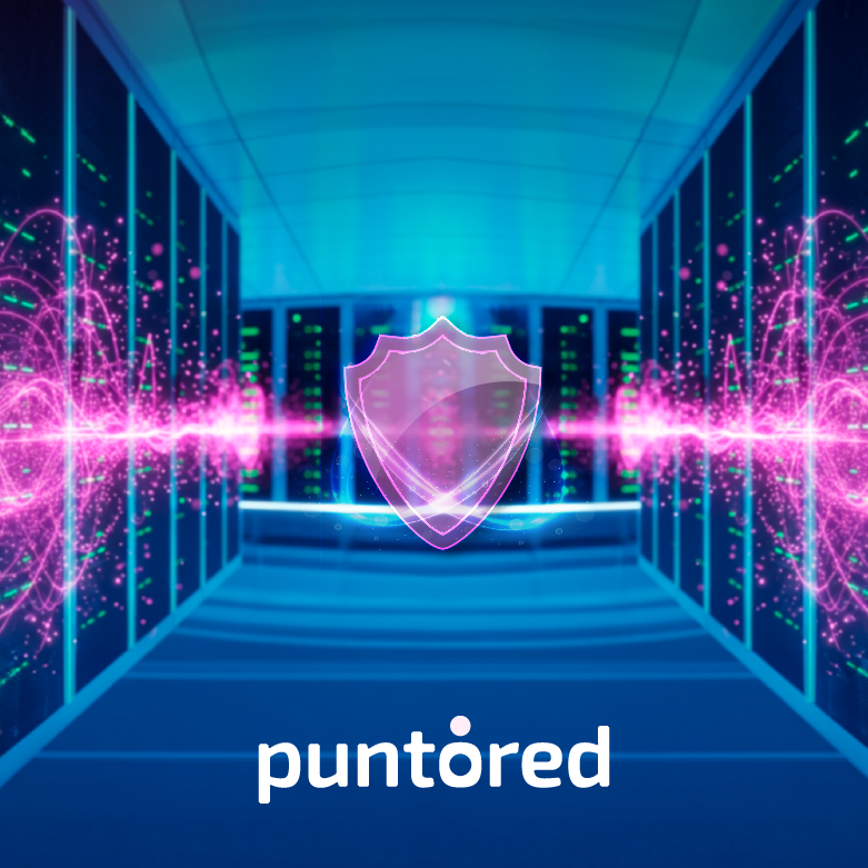 Profesional trabajando en computador con escudo digital rosa que representa seguridad de la información